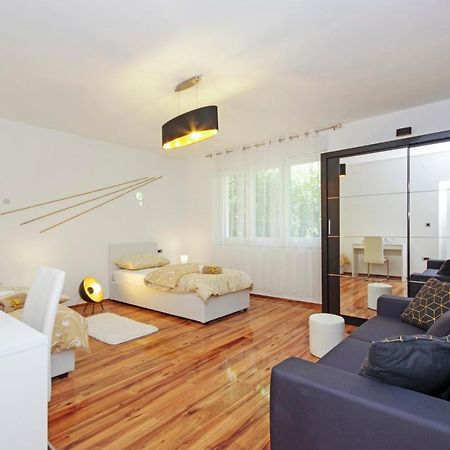 Split Symphony Veranda: Modern, New Apartment Buitenkant foto