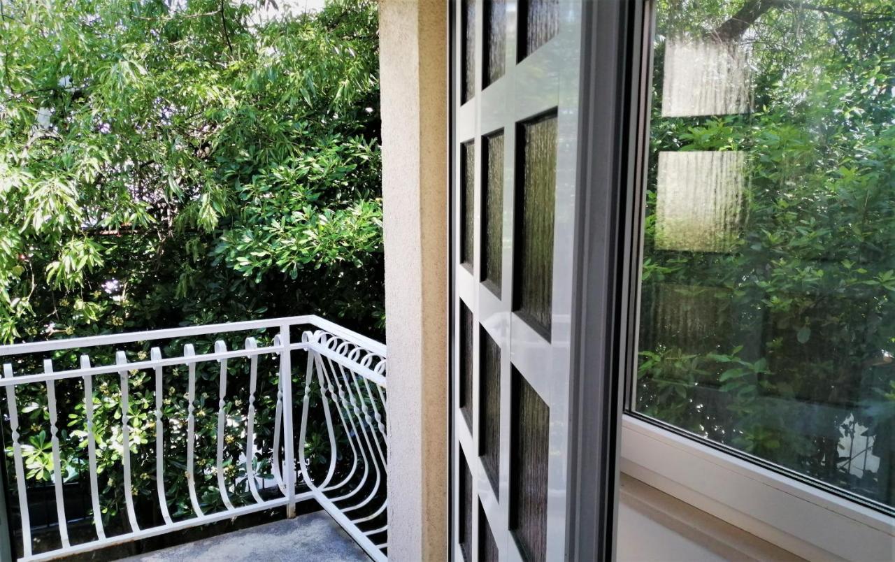Split Symphony Veranda: Modern, New Apartment Buitenkant foto