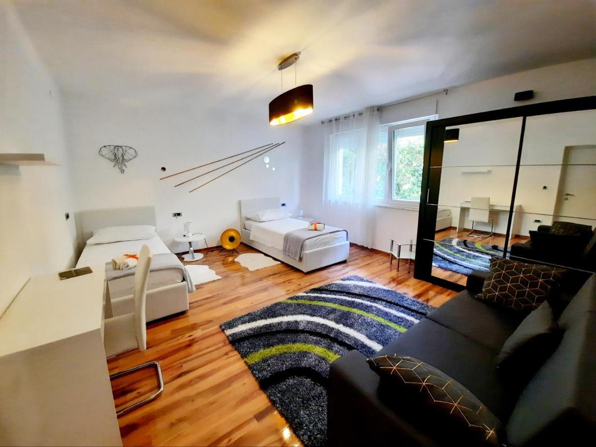 Split Symphony Veranda: Modern, New Apartment Buitenkant foto