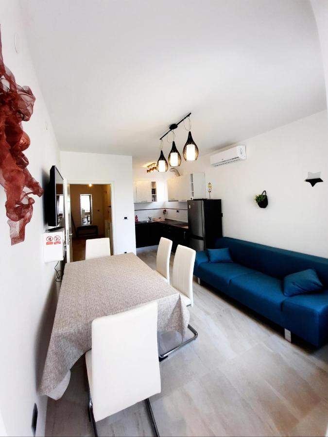 Split Symphony Veranda: Modern, New Apartment Buitenkant foto