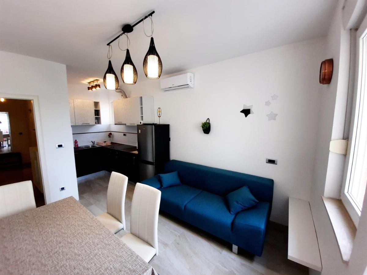 Split Symphony Veranda: Modern, New Apartment Buitenkant foto