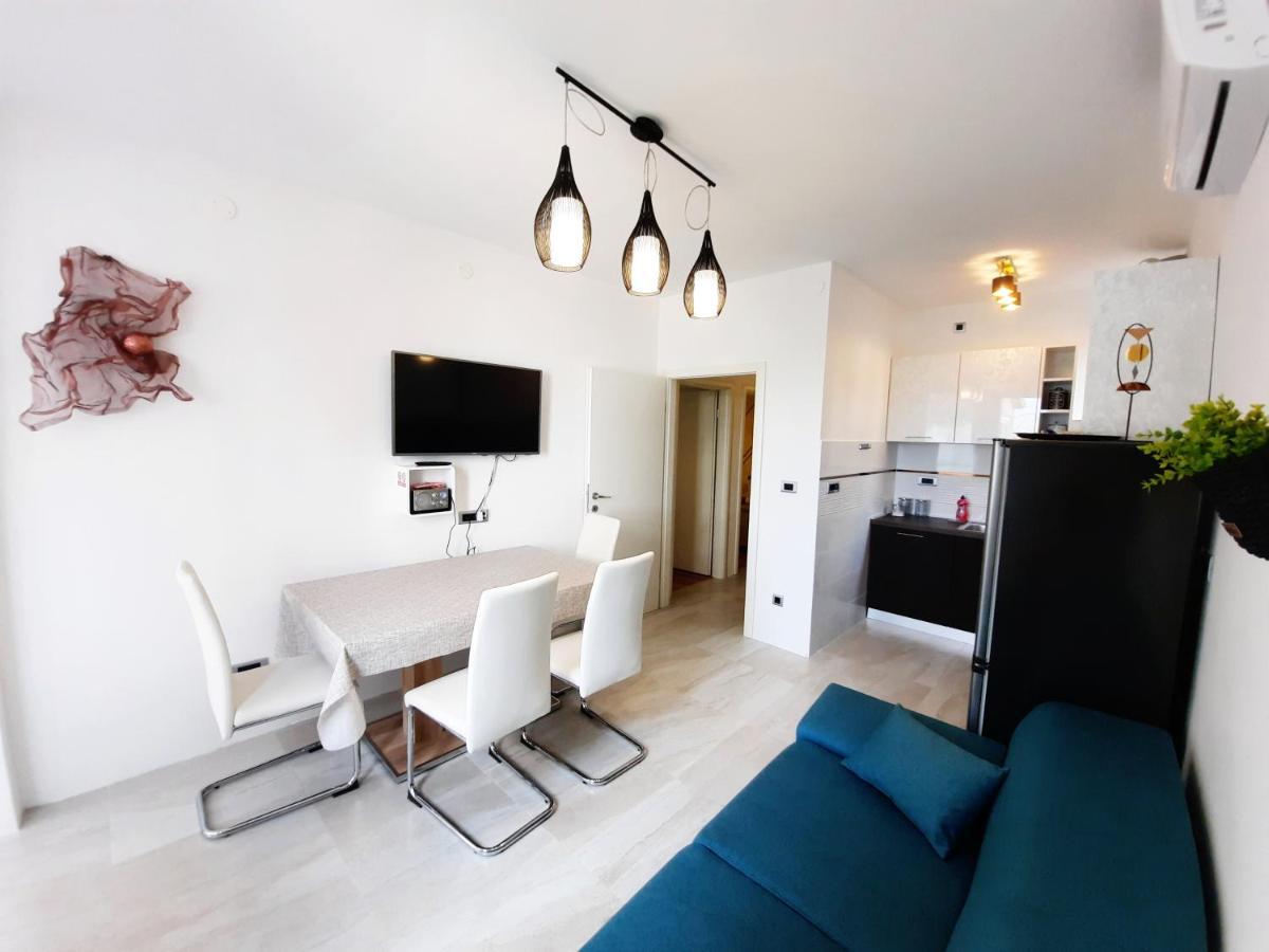 Split Symphony Veranda: Modern, New Apartment Buitenkant foto