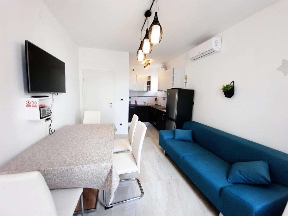 Split Symphony Veranda: Modern, New Apartment Buitenkant foto
