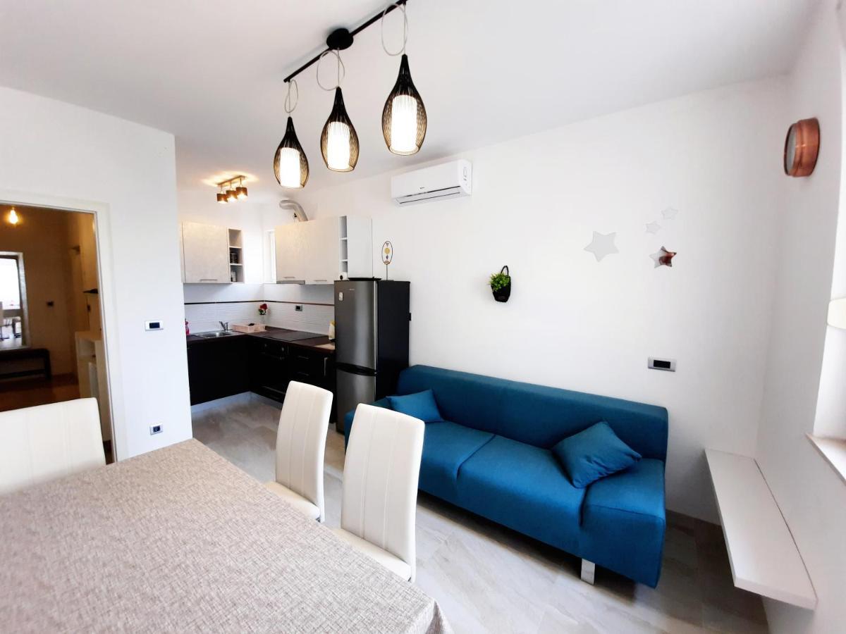 Split Symphony Veranda: Modern, New Apartment Buitenkant foto