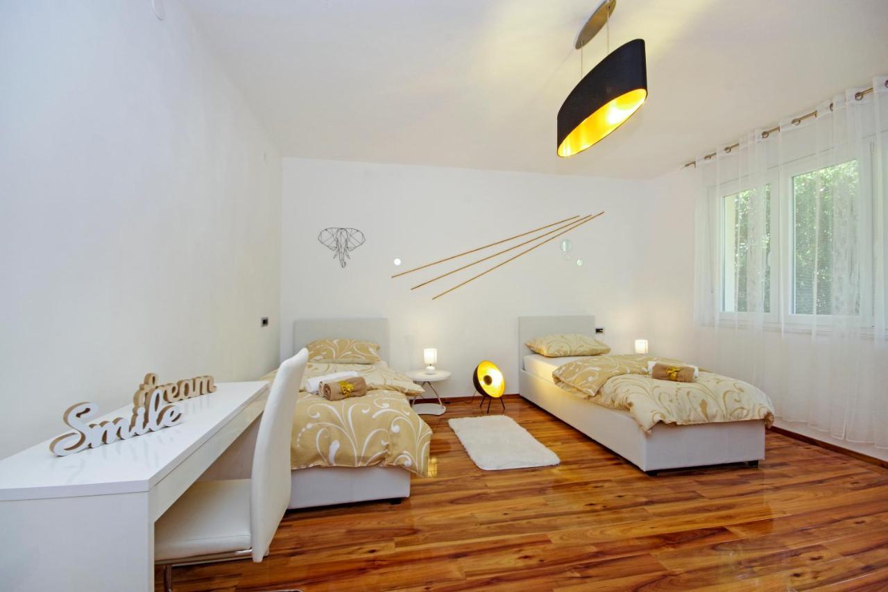 Split Symphony Veranda: Modern, New Apartment Buitenkant foto