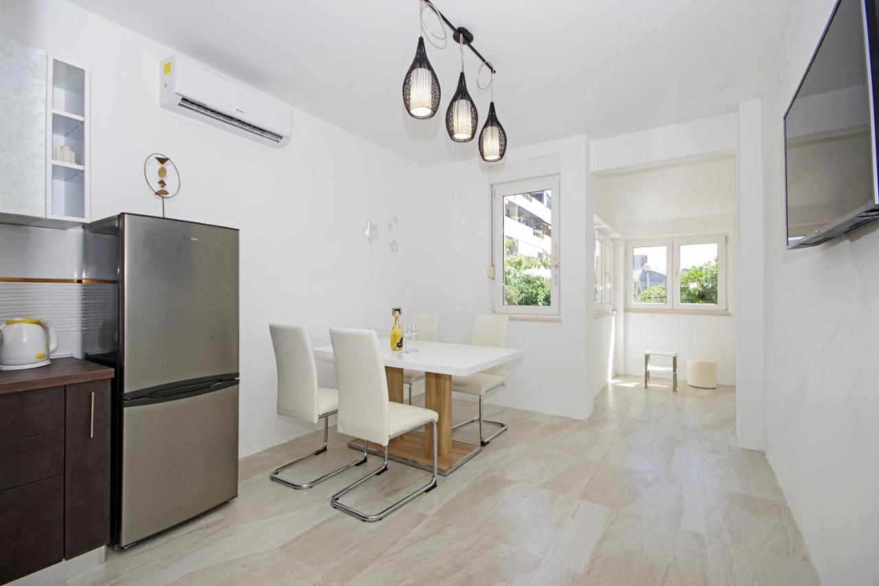 Split Symphony Veranda: Modern, New Apartment Buitenkant foto
