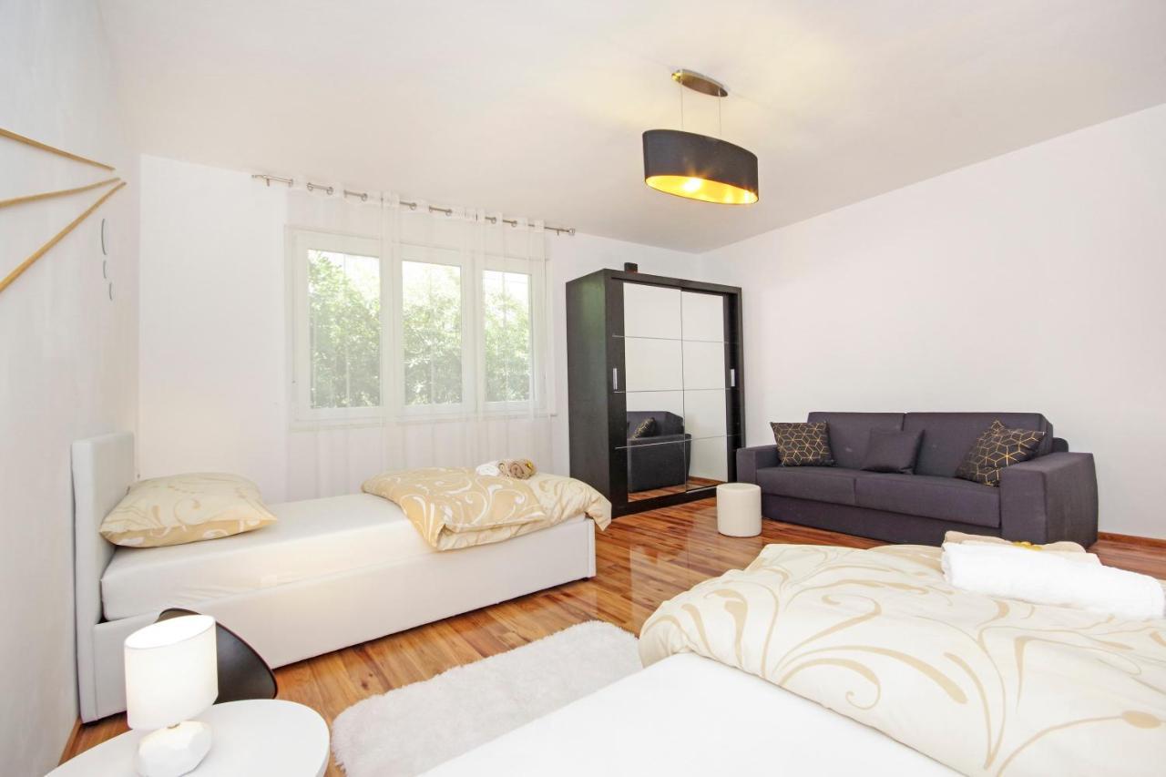 Split Symphony Veranda: Modern, New Apartment Buitenkant foto