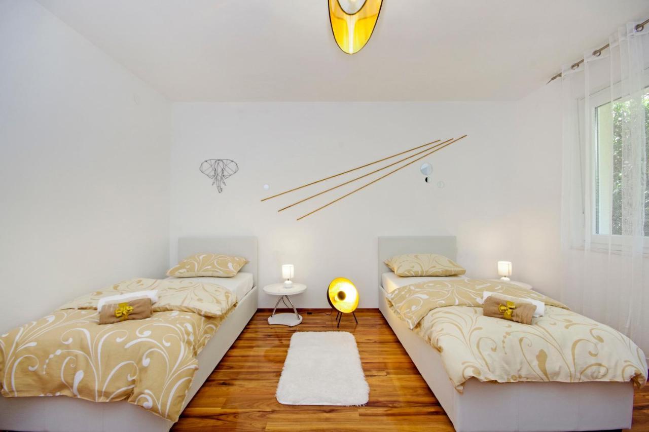Split Symphony Veranda: Modern, New Apartment Buitenkant foto