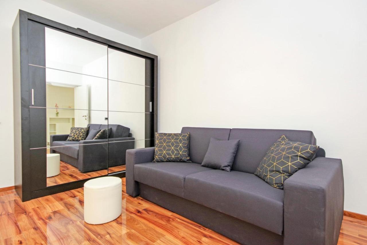 Split Symphony Veranda: Modern, New Apartment Buitenkant foto